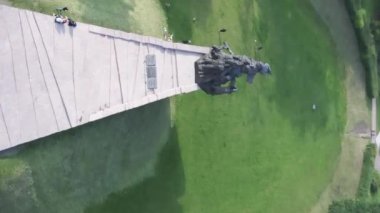 Kiev, Ukrayna: Babi Yar. Yahudilerin toplu katliamı anısına. Dikey video