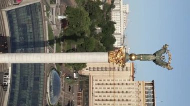 Ukrayna, Kyiv 'deki Independence Meydanı' ndaki anıt. Dikey video