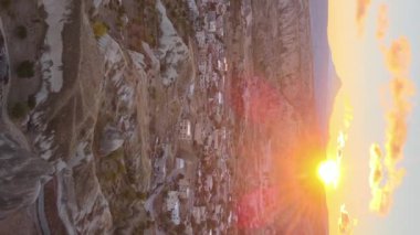 Güneş, Goreme 'in üzerinde. Kapadokya, Türkiye. Dikey video