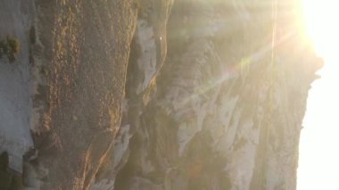 Güneş, Goreme 'in üzerinde. Kapadokya, Türkiye. Dikey video