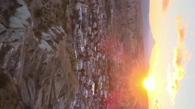 Güneş, Goreme 'in üzerinde. Kapadokya, Türkiye. Dikey video