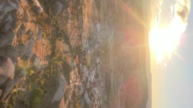 Güneş, Goreme 'in üzerinde. Kapadokya, Türkiye. Dikey video