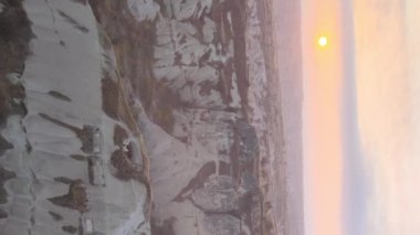 Güneş, Goreme 'in üzerinde. Kapadokya, Türkiye. Dikey video