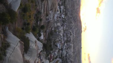 Güneş, Goreme 'in üzerinde. Kapadokya, Türkiye. Dikey video