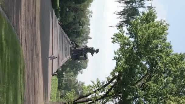 Kiev, Ukraina: Babi Yar. Minnesmassmord på judar. Vertikal video — Stockvideo