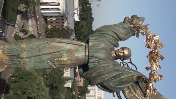 Pomnik na Placu Niepodległości w Kijowie, Ukraina. Pionowe wideo — Wideo stockowe