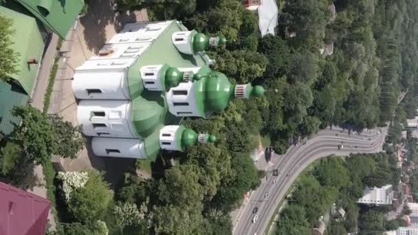 Kiev. Oekraïne: St. Cyril kerk in Kiev. Oekraïne. Verticale video — Stockvideo