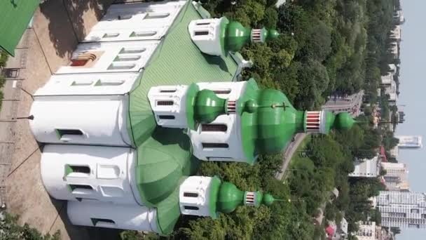 Kiev. Ucrania: Iglesia de San Cirilo en Kiev. Ucrania. Vídeo vertical — Vídeo de stock