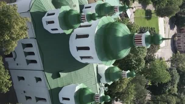 キエフ。ウクライナ:キエフの聖シリル教会。ウクライナだ。垂直ビデオ — ストック動画