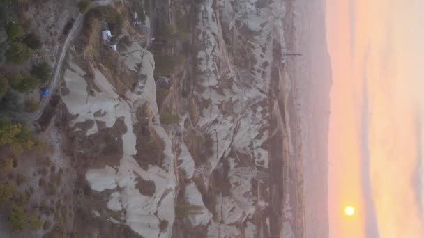 Sol sobre Goreme. Capadócia, Turquia. Vídeo vertical — Vídeo de Stock