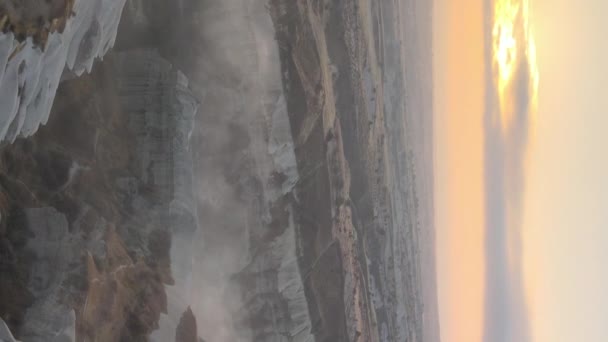 Zon boven Goreme. Cappadocië, Turkije. Verticale video — Stockvideo