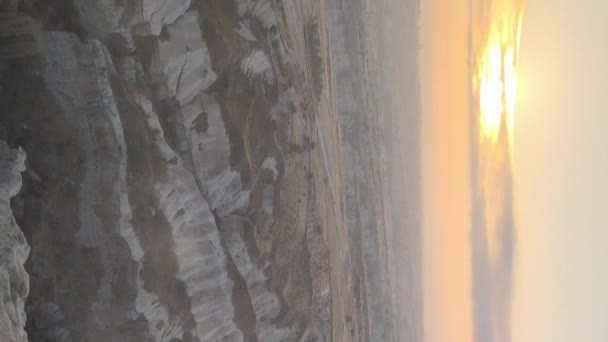 Zon boven Goreme. Cappadocië, Turkije. Verticale video — Stockvideo