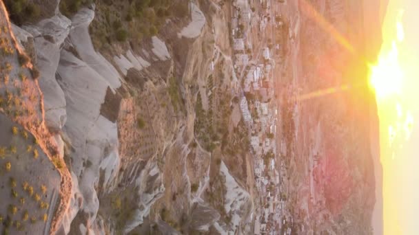 Zon boven Goreme. Cappadocië, Turkije. Verticale video — Stockvideo