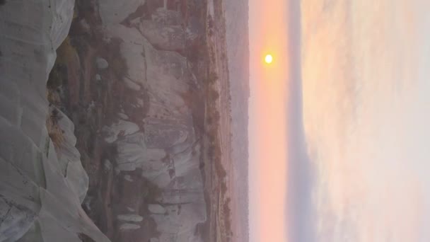 Zon boven Goreme. Cappadocië, Turkije. Verticale video — Stockvideo