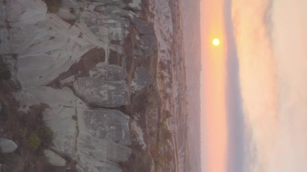 Güneş, Goreme 'in üzerinde. Kapadokya, Türkiye. Dikey video — Stok video