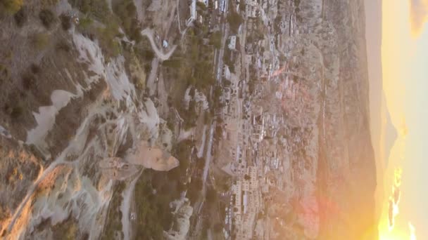 Zon boven Goreme. Cappadocië, Turkije. Verticale video — Stockvideo