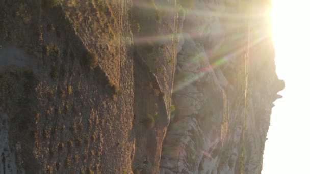 ゴーメの上に太陽。トルコのカッパドキア。垂直ビデオ — ストック動画