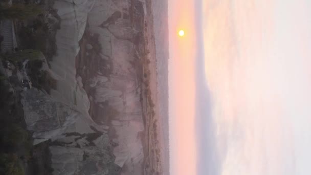 Zon boven Goreme. Cappadocië, Turkije. Verticale video — Stockvideo