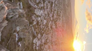 Güneş, Goreme 'in üzerinde. Kapadokya, Türkiye. Dikey video
