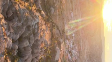 Güneş, Goreme 'in üzerinde. Kapadokya, Türkiye. Dikey video