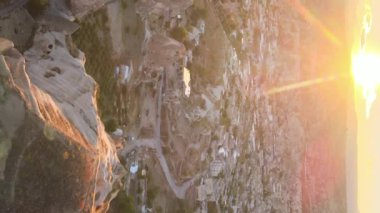 Güneş, Goreme 'in üzerinde. Kapadokya, Türkiye. Dikey video