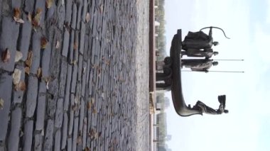 Kyiv şehrinin kurucularının anıtı. Dikey video