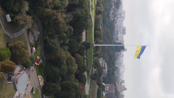Національний прапор України вдень. Вертикальне відео — стокове відео