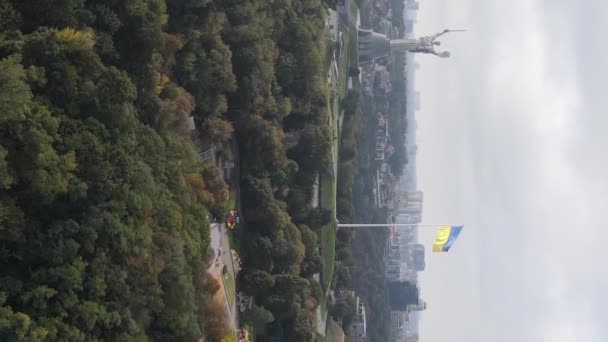 Εθνική σημαία της Ουκρανίας την ημέρα. Κάθετη βίντεο — Αρχείο Βίντεο