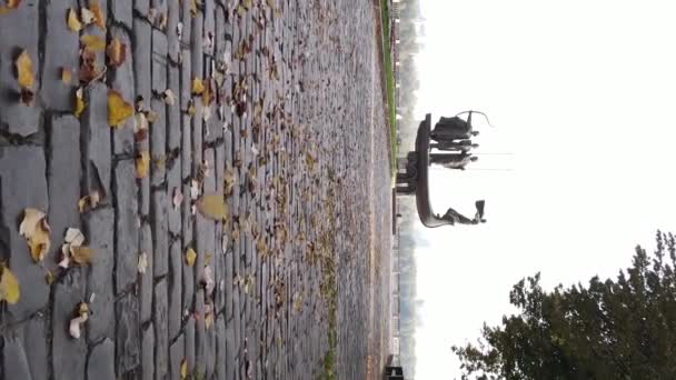 Μνημείο των ιδρυτών της πόλης Κίεβο. Κάθετη βίντεο — Αρχείο Βίντεο