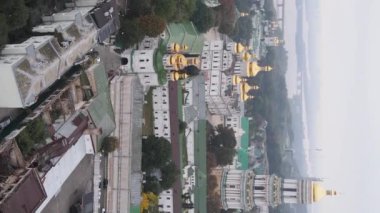 Kyiv. Ukrayna: Kyiv Pechersk Lavra 'nın hava manzarası. Dikey video