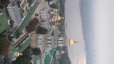 Kyiv. Ukrayna: Kyiv Pechersk Lavra 'nın hava manzarası. Dikey video