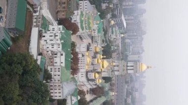 Kyiv. Ukrayna: Kyiv Pechersk Lavra 'nın hava manzarası. Dikey video