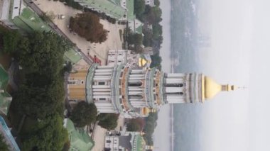 Kyiv. Ukrayna: Kyiv Pechersk Lavra 'nın hava manzarası. Dikey video