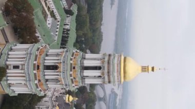 Kyiv. Ukrayna: Kyiv Pechersk Lavra 'nın hava manzarası. Dikey video