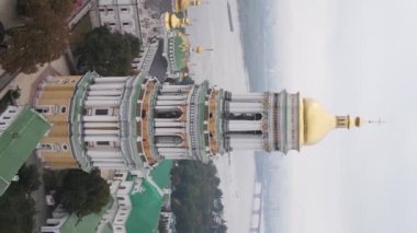 Kyiv. Ukrayna: Kyiv Pechersk Lavra 'nın hava manzarası. Dikey video