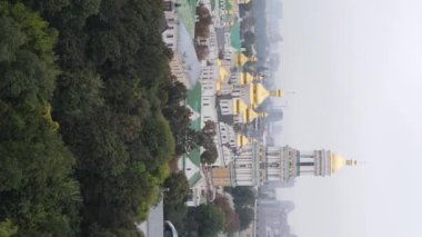 Kyiv. Ukrayna: Kyiv Pechersk Lavra 'nın hava manzarası. Dikey video