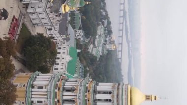 Kyiv. Ukrayna: Kyiv Pechersk Lavra 'nın hava manzarası. Dikey video