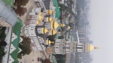 Kyiv. Ukrayna: Kyiv Pechersk Lavra 'nın hava manzarası. Dikey video