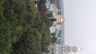 Kyiv. Ukrayna: Kyiv Pechersk Lavra 'nın hava manzarası. Dikey video