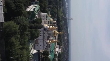 Kyiv. Ukrayna: Kyiv Pechersk Lavra 'nın hava manzarası. Dikey video