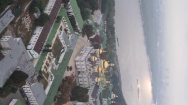 Kyiv. Ukrayna: Kyiv Pechersk Lavra 'nın hava manzarası. Dikey video