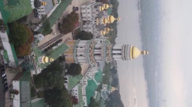 Kyiv. Ukrayna: Kyiv Pechersk Lavra 'nın hava manzarası. Dikey video