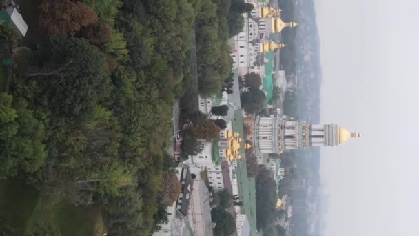 Kiev. Ucrania: Vista aérea de Kiev Pechersk Lavra. Vídeo vertical — Vídeo de stock