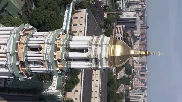 Kiev. Ucrania: Vista aérea de Kiev Pechersk Lavra. Vídeo vertical — Vídeo de stock