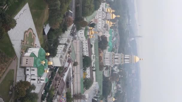 Κίεβο. Ουκρανία: Αεροφωτογραφία του Κίεβο Pechersk Lavra. Κάθετη βίντεο — Αρχείο Βίντεο