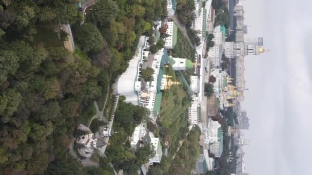 Kiev. Ucrania: Vista aérea de Kiev Pechersk Lavra. Vídeo vertical — Vídeo de stock