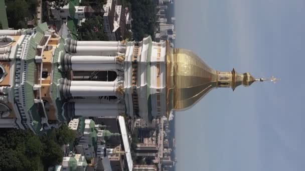 Kiev. Ukraina: Flygfoto av Kiev Pechersk Lavra. Vertikal video — Stockvideo