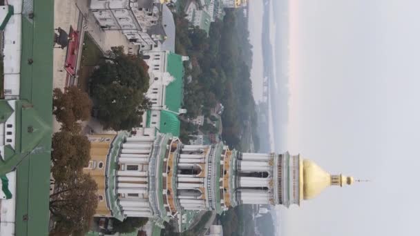 Kiev. Ucrania: Vista aérea de Kiev Pechersk Lavra. Vídeo vertical — Vídeos de Stock