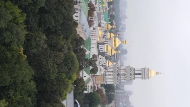 Kiev. Ucrania: Vista aérea de Kiev Pechersk Lavra. Vídeo vertical — Vídeos de Stock