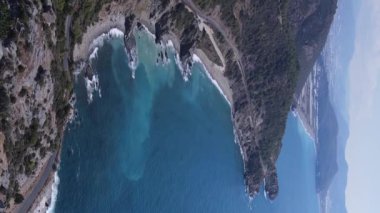 Sahil kenarındaki deniz, deniz manzaralı kıyı şeridi. Dikey video